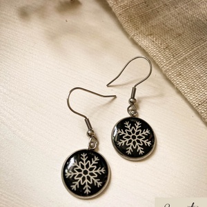 Lógó fülbevaló - Műgyanta fülbevaló hópehely mintával, Ékszer, Fülbevaló, Lógós kerek fülbevaló, Ékszerkészítés, Mindenmás, MESKA