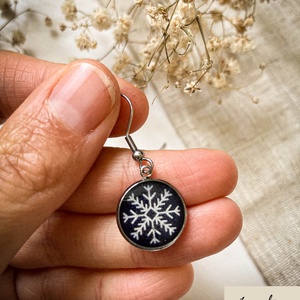 Lógó fülbevaló - Műgyanta fülbevaló hópehely mintával - ékszer - fülbevaló - lógós kerek fülbevaló - Meska.hu