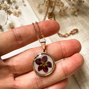 Medálos nyaklánc - Hortenziával díszített kerek műgyanta medál  - ékszer - nyaklánc - medálos nyaklánc - Meska.hu