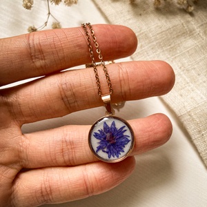 Medálos nyaklánc - Búzavirággal díszített kerek műgyanta medál  - ékszer - nyaklánc - medálos nyaklánc - Meska.hu