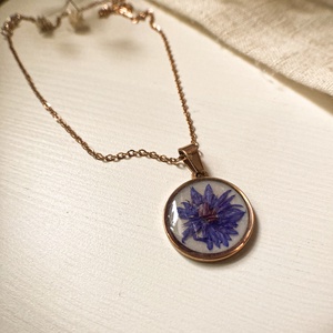 Medálos nyaklánc - Búzavirággal díszített kerek műgyanta medál , Ékszer, Nyaklánc, Medálos nyaklánc, Ékszerkészítés, MESKA