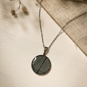 Medálos nyaklánc - Műgyanta medál levélerezet mintával, Ékszer, Nyaklánc, Medálos nyaklánc, Ékszerkészítés, Mindenmás, MESKA