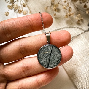 Medálos nyaklánc - Műgyanta medál levélerezet mintával - ékszer - nyaklánc - medálos nyaklánc - Meska.hu