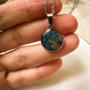 Medálos nyaklánc - Műgyanta medál levélmintával - ékszer - nyaklánc - medálos nyaklánc - Meska.hu