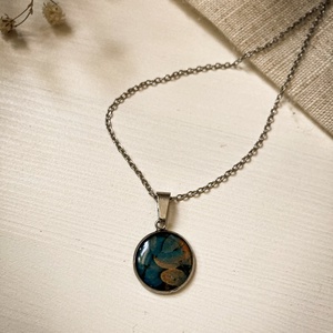 Medálos nyaklánc - Műgyanta medál levélmintával, Ékszer, Nyaklánc, Medálos nyaklánc, Ékszerkészítés, Mindenmás, MESKA