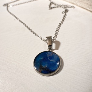 Medálos nyaklánc - Műgyanta medál kék mintával, Ékszer, Nyaklánc, Medálos nyaklánc, Ékszerkészítés, Mindenmás, MESKA