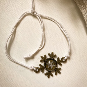 Zsinóros karkötő - Hópehely mintával dÍszÍtve - ékszer - karkötő - karkötő medállal - Meska.hu