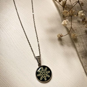 Medálos nyaklánc - Hópehely mintás műgyanta medál - ékszer - nyaklánc - medálos nyaklánc - Meska.hu