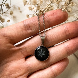 Medálos nyaklánc fülbevalóval - Hópelyhes ékszerszett - ékszer - ékszerszett - Meska.hu