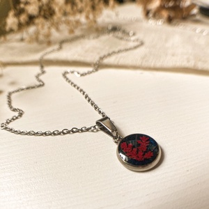 Medálos nyaklánc - Piros levéllel díszjtett műgyanta medál, Ékszer, Nyaklánc, Medálos nyaklánc, Ékszerkészítés, Mindenmás, MESKA