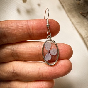 Lógós fülbevaló - Ovális műgyanta fülbevaló hortenziával, Ékszer, Fülbevaló, Lógó fülbevaló, Ékszerkészítés, MESKA