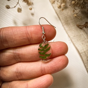 Lógós fülbevaló - Ovális műgyanta fülbevaló páfránnyal - ékszer - fülbevaló - lógó fülbevaló - Meska.hu