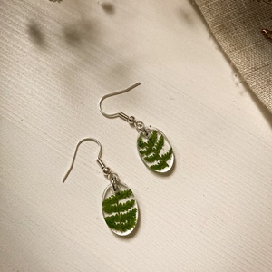 Lógós fülbevaló - Ovális műgyanta fülbevaló páfránnyal, Ékszer, Fülbevaló, Lógó fülbevaló, Ékszerkészítés, MESKA