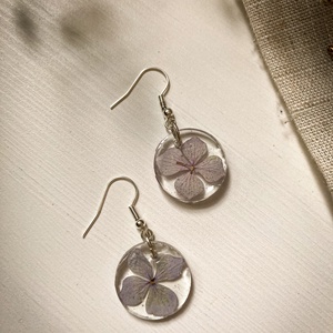 Lógós fülbevaló - Kerek műgyanta fülbevaló hortenziával - ékszer - fülbevaló - lógó fülbevaló - Meska.hu