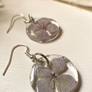 Lógós fülbevaló - Kerek műgyanta fülbevaló hortenziával - Meska.hu