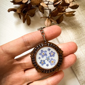 Kulcstartó - Virággal díszített kerek fa kulcstartó - táska & tok - kulcstartó & táskadísz - kulcstartó - Meska.hu