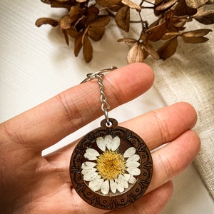 Kulcstartó - Virággal díszített kerek fa kulcstartó - táska & tok - kulcstartó & táskadísz - kulcstartó - Meska.hu