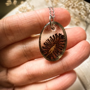 Medálos nyaklánc - Műgyanta medál tobozzal díszítve, Ékszer, Nyaklánc, Medálos nyaklánc, Ékszerkészítés, Mindenmás, MESKA