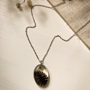 Medálos nyaklánc - Műgyanta medál tobozzal díszítve - ékszer - nyaklánc - medálos nyaklánc - Meska.hu