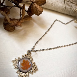 Medálos nyaklánc - Levéllel díszített műgyanta medál, Ékszer, Nyaklánc, Medálos nyaklánc, Ékszerkészítés, Mindenmás, MESKA