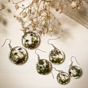 Lógó fülbevaló - Kerek műgyanta fülbevaló pici gombákkal , Ékszer, Fülbevaló, Lógós kerek fülbevaló, Ékszerkészítés, Mindenmás, MESKA