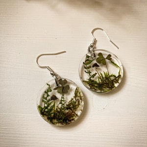 Lógó fülbevaló - Kerek műgyanta fülbevaló pici gombákkal  - ékszer - fülbevaló - lógós kerek fülbevaló - Meska.hu