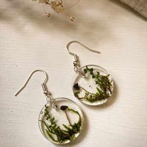 Lógó fülbevaló - Kerek műgyanta fülbevaló pici gombákkal  - ékszer - fülbevaló - lógós kerek fülbevaló - Meska.hu