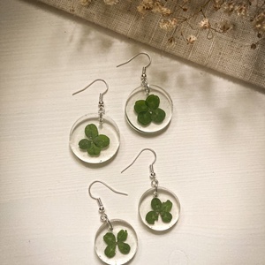 Lógó fülbevaló - Négylevelű lóherés kerek műgyanta fülbevaló, Ékszer, Fülbevaló, Lógó fülbevaló, Ékszerkészítés, Mindenmás, MESKA