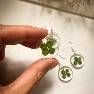 Lógó fülbevaló - Négylevelű lóherés kerek műgyanta fülbevaló - ékszer - fülbevaló - lógó fülbevaló - Meska.hu