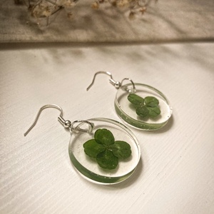 Lógó fülbevaló - Négylevelű lóherés kerek műgyanta fülbevaló - ékszer - fülbevaló - lógó fülbevaló - Meska.hu