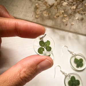 Lógó fülbevaló - Négylevelű lóherés kerek műgyanta fülbevaló - ékszer - fülbevaló - lógó fülbevaló - Meska.hu