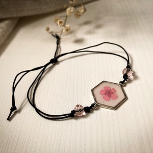 Zsinórkarkötő - préselt virággal díszítve  - ékszer - karkötő - karkötő medállal - Meska.hu