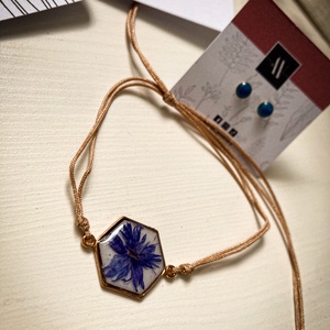 Zsinórkarkötő, fülbevaló, könyvjelző - Búzavirágos szett - ékszer - ékszerszett - Meska.hu