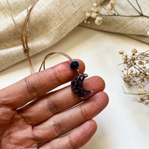 Medálos nyaklánc - Hold alakú műgyanta medál - ékszer - nyaklánc - medálos nyaklánc - Meska.hu