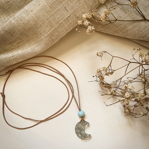 Medálos nyaklánc - Hold alakú műgyanta medál - ékszer - nyaklánc - medálos nyaklánc - Meska.hu