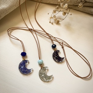 Medálos nyaklánc - Hold alakú műgyanta medál - ékszer - nyaklánc - medálos nyaklánc - Meska.hu