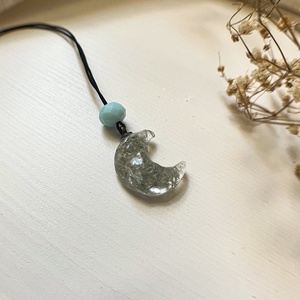 Medálos nyaklánc - Hold alakú műgyanta medál - ékszer - nyaklánc - medálos nyaklánc - Meska.hu