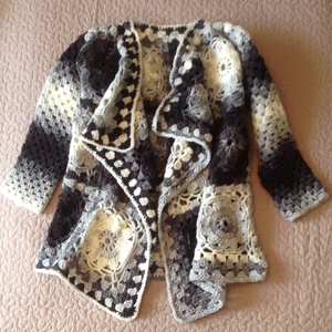 Horgolt kabátka fehér-fekete-szürke patchwork négyzetekből - ruha & divat - női ruha - kabát - Meska.hu