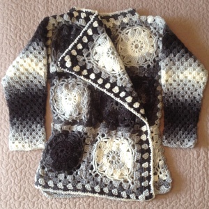 Horgolt kabátka fehér-fekete-szürke patchwork négyzetekből - ruha & divat - női ruha - kabát - Meska.hu