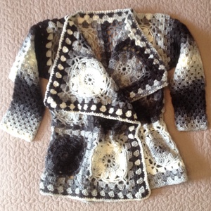 Horgolt kabátka fehér-fekete-szürke patchwork négyzetekből - Meska.hu