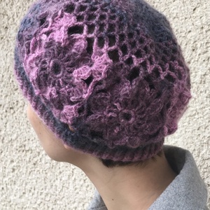 Horgolt gyapjú sapka virágmintával, patchwork kockás stílusban, lilás árnyalatokban - Meska.hu