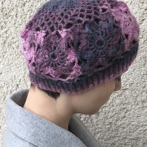 Horgolt gyapjú sapka virágmintával, patchwork kockás stílusban, lilás árnyalatokban -  - Meska.hu