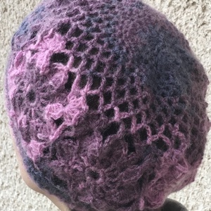 Horgolt gyapjú sapka virágmintával, patchwork kockás stílusban, lilás árnyalatokban -  - Meska.hu