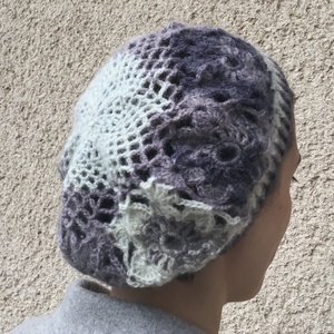 Horgolt gyapjú sapka virágmintával, patchwork kockás stílusban, a szürke árnyalataiban -  - Meska.hu
