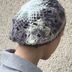 Horgolt gyapjú sapka virágmintával, patchwork kockás stílusban, a szürke árnyalataiban -  - Meska.hu