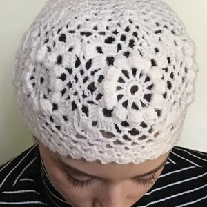Horgolt törtfehér gyapjú sapka patchwork stílusban bogyós mintával cakkos passzéval - Meska.hu