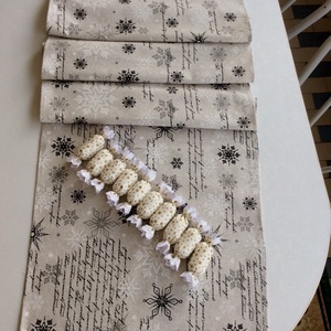 Karácsonyi asztalterítő, textilszaloncukorral - Meska.hu