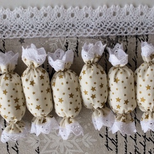 Karácsonyi asztalterítő, textilszaloncukorral - karácsony - karácsonyi lakásdekoráció - Meska.hu