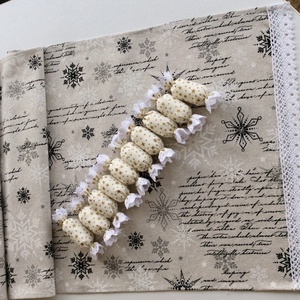 Karácsonyi asztalterítő, textilszaloncukorral - karácsony - karácsonyi lakásdekoráció - Meska.hu