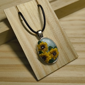 Napraforgó medál süthetőgyurmából - Meska.hu